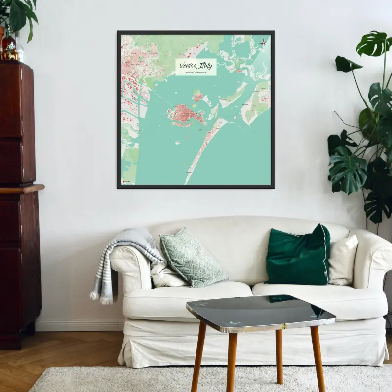 Venedig-Stadtkarte als Poster im Nani Design in einem Wohnzimmer mit einem Sofa