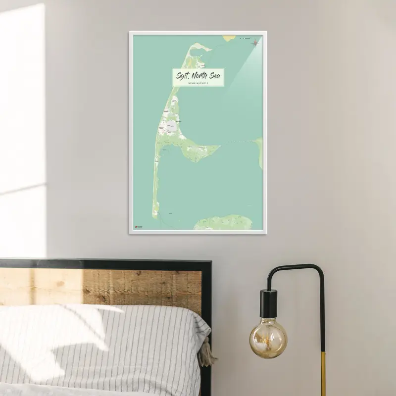 Sylt-Landkarte als Poster im Nani Design neben einem Bett