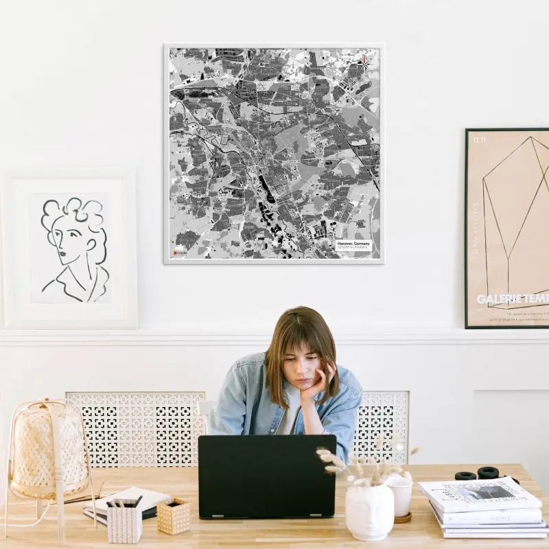 Hannover-Stadtkarte als Poster im Kaia Design in einem Büro mit Frau und Laptop
