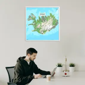 Island-Landkarte als Poster im Jalma Design in einem Büro mit Mann und Laptop