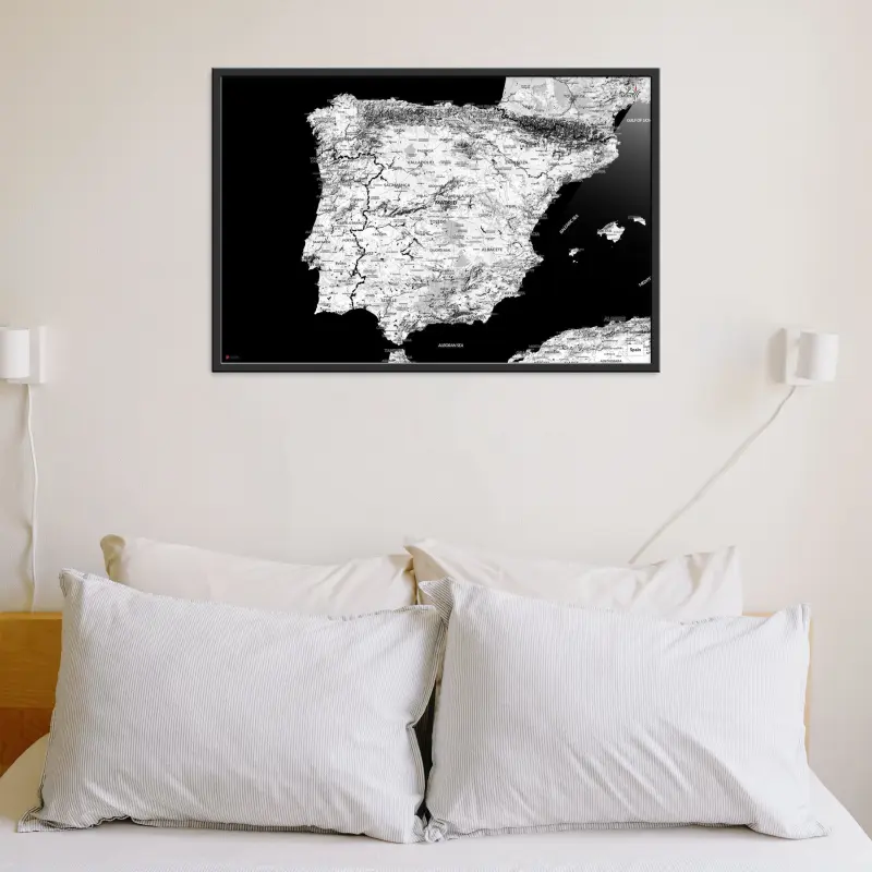 Spanien-Landkarte als Poster im Kaia Design über einem Kissenberg
