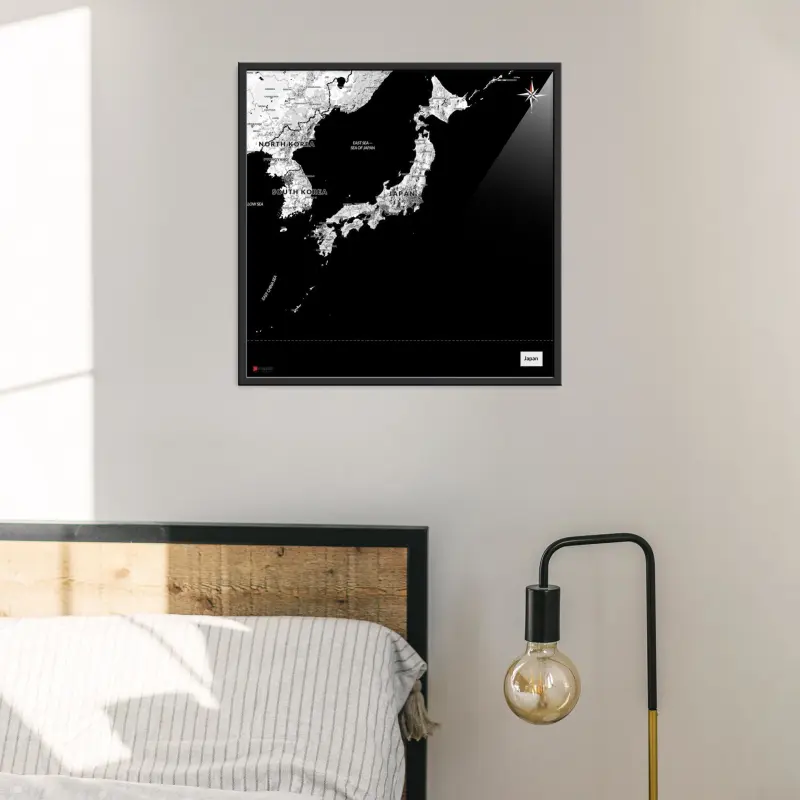 Japan-Landkarte als Poster im Kaia Design über einem Bett