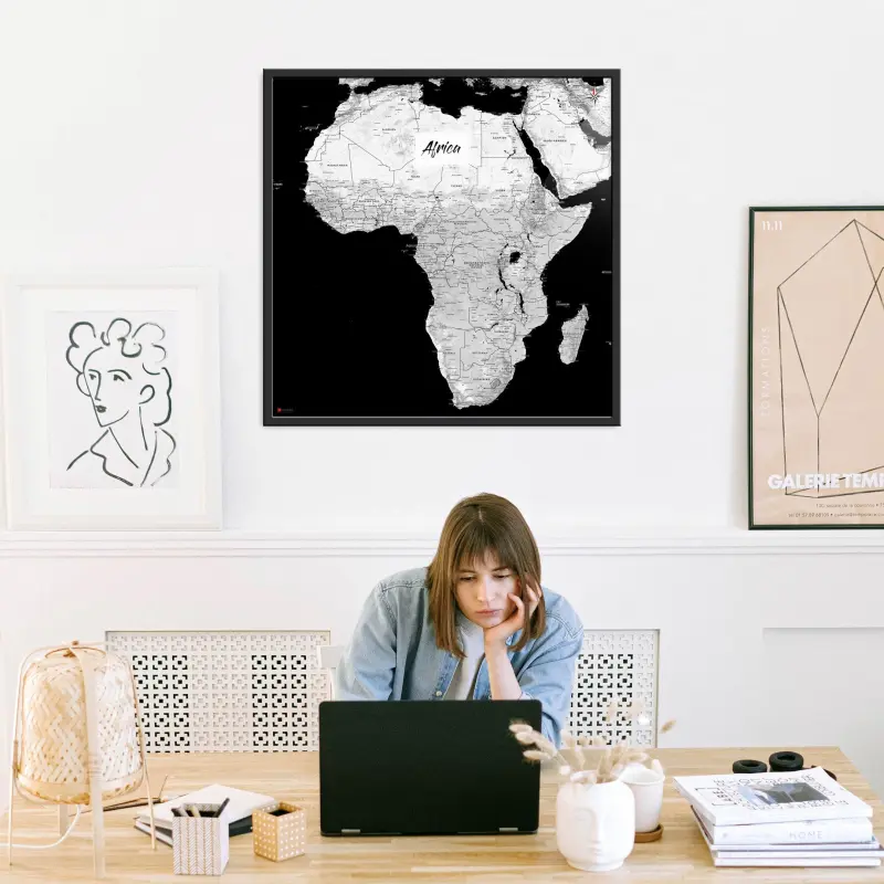 Afrika-Landkarte als Poster im Kaia Design in einem Büro mit Frau und Laptop