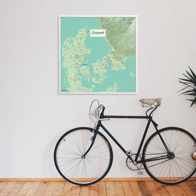 Dänemark-Landkarte als Poster im Nani Design in einem Raum über einem Fahrrad