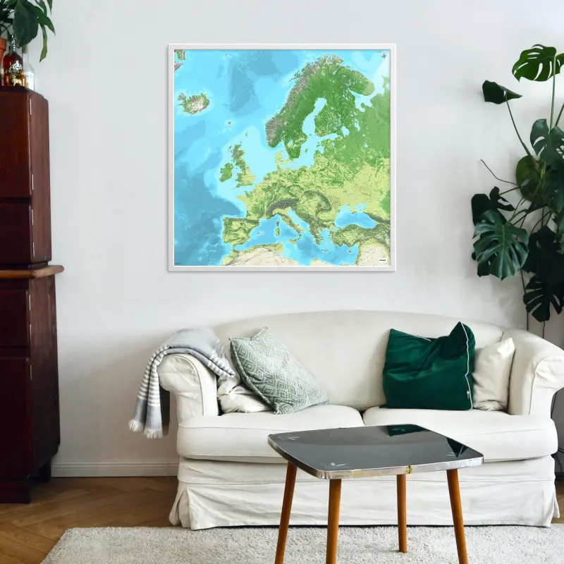 Europakarte als Poster im Jalma Design in einem Wohnzimmer mit Sofa