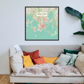 Helsinki-Stadtkarte als Poster im Nani Design hinter einem Sofa mit vielen Kissen