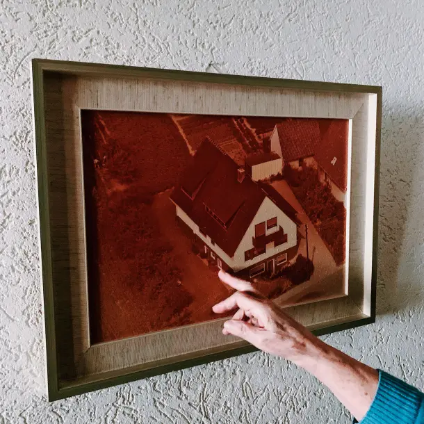 Die persönliche Landkarte mit Geburts- und Heimatort bekommt einen prominenten Platz an der Wand - direkt neben einem Foto des Wohnhauses