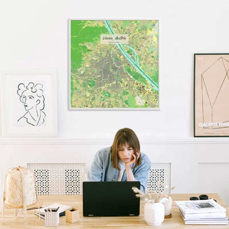 Wien-Stadtkarte als Poster im Jalma Design in einem Büro mit Frau und Laptop