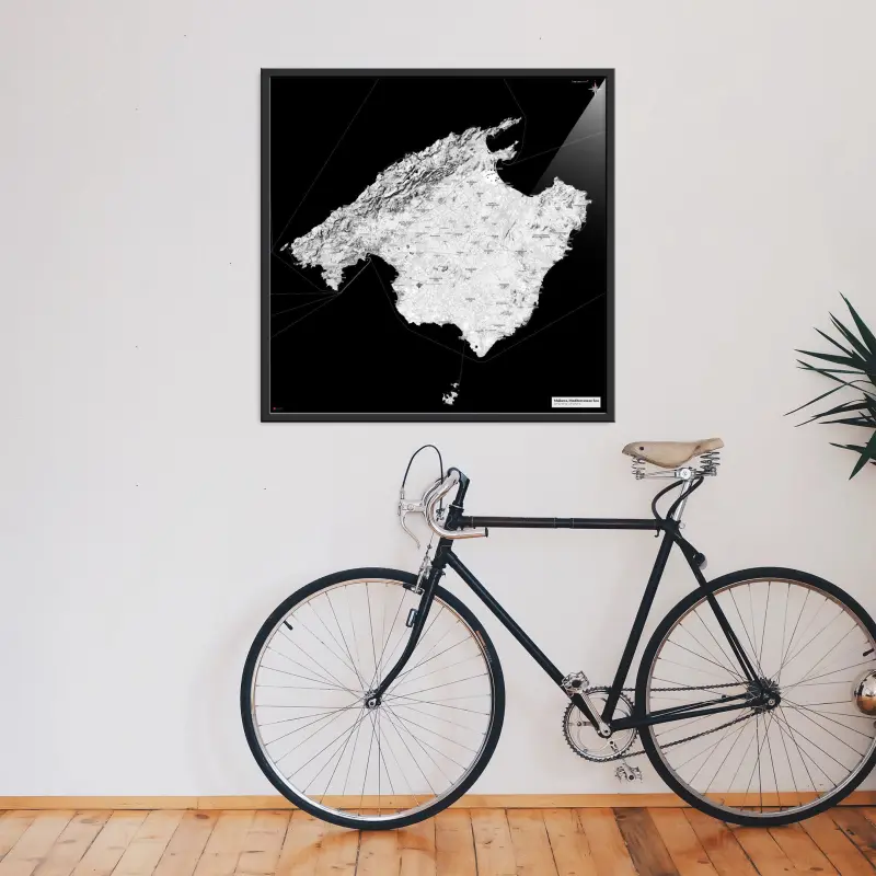 Mallorca-Landkarte als Poster im Kaia Design über einem Fahrrad
