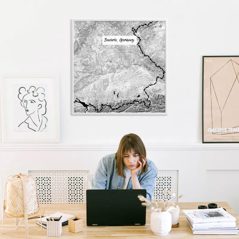 Bayern-Landkarte als Poster im Kaia Design in einem Büro mit Frau und Laptop