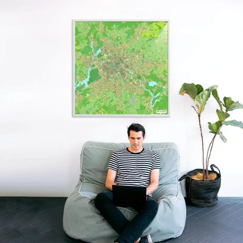 Berlin-Stadtkarte als Poster im Jalma Design in einem Wohnzimmer mit Mann und Laptop
