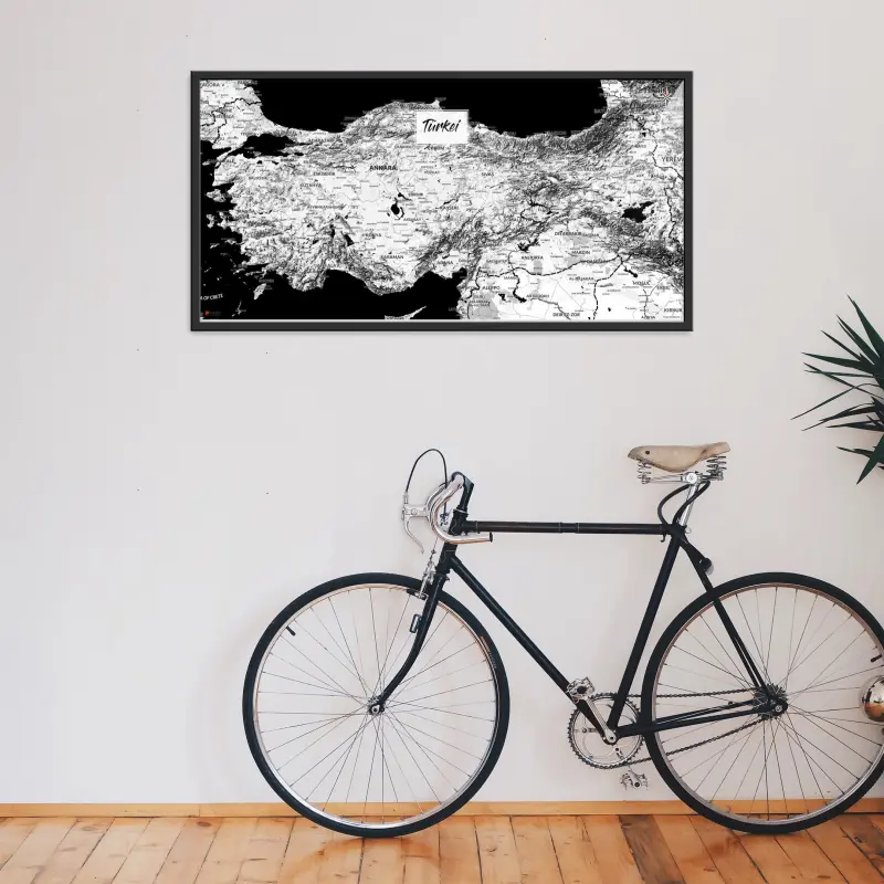 Türkei-Landkarte als Poster im Kaia Design über einem Fahrrad