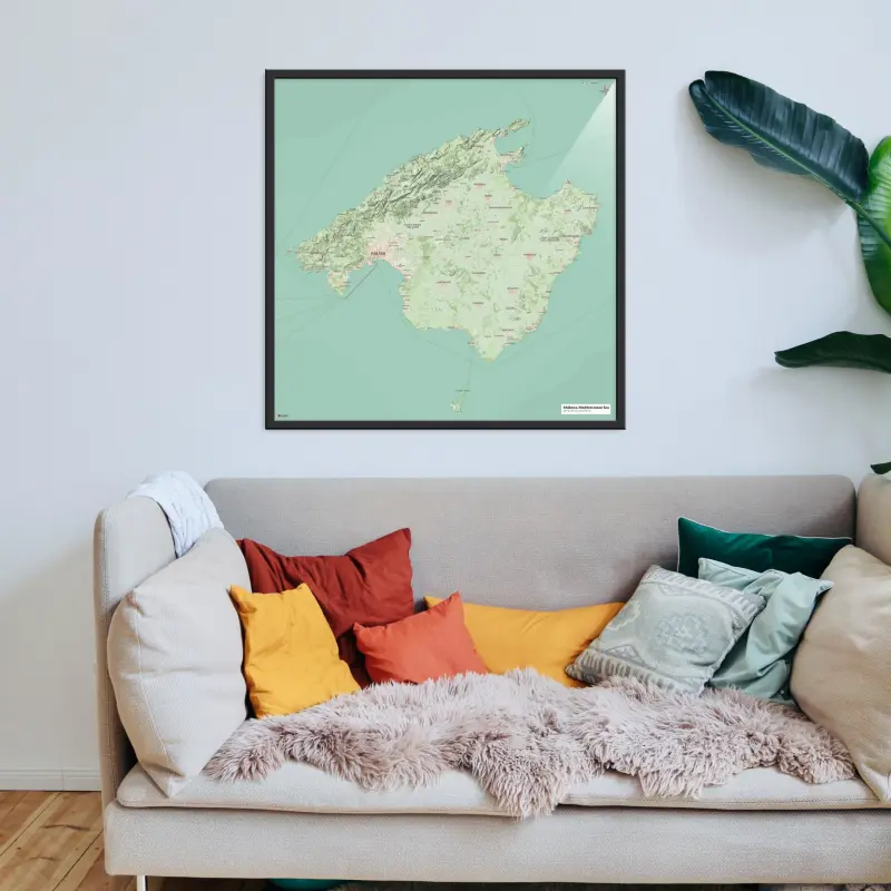 Mallorca-Landkarte als Poster im Nani Design hinter Sofa