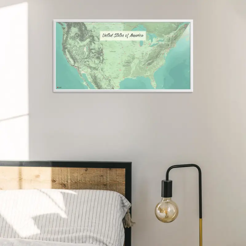 USA-Landkarte als Poster im Nani Design in einem Schlafzimmer mit Bett