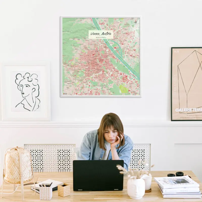 Wien-Stadtkarte als Poster im Nani Design in einem Büro mit Frau und Laptop