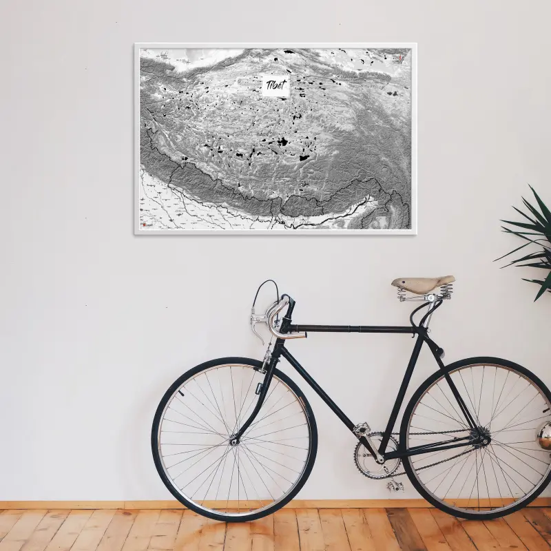 Tibet-Landkarte als Poster im Kaia Design in einem Wohnzimmer mit einem Fahrrad, das an die Wand lehnt