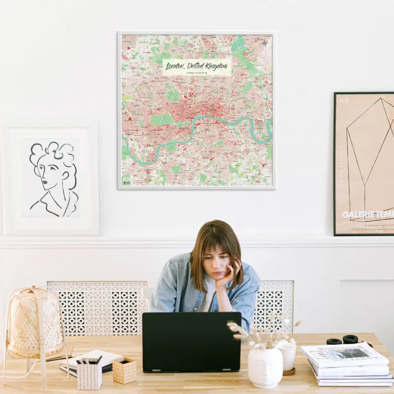 London-Stadtkarte als Poster im Nani Design in einem Büro mit Frau und Laptop