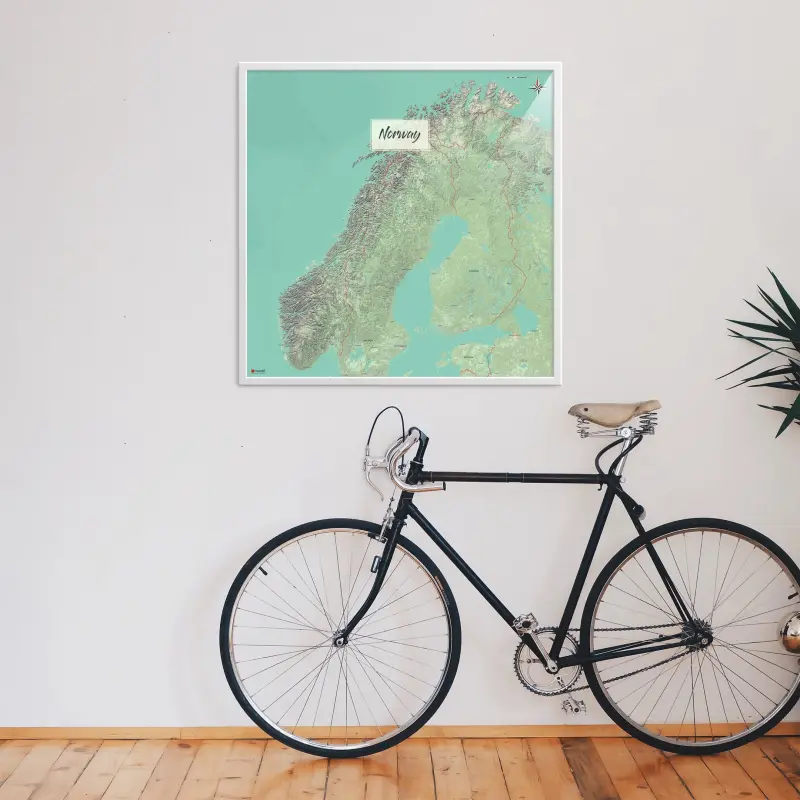 Norwegen-Landkarte als Poster im Nani Design in einem Raum an der Wand hängend über einem Fahrrad