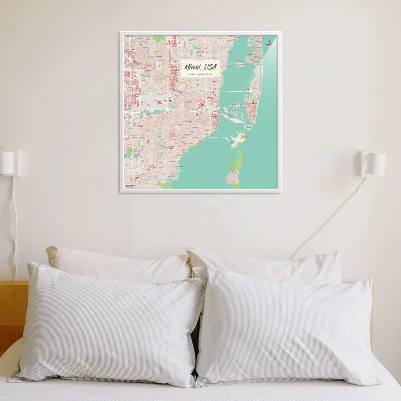 Miami-Stadtkarte als Poster im Nani Design in einem Schlafzimmer mit einem Bett und vielen Kissen