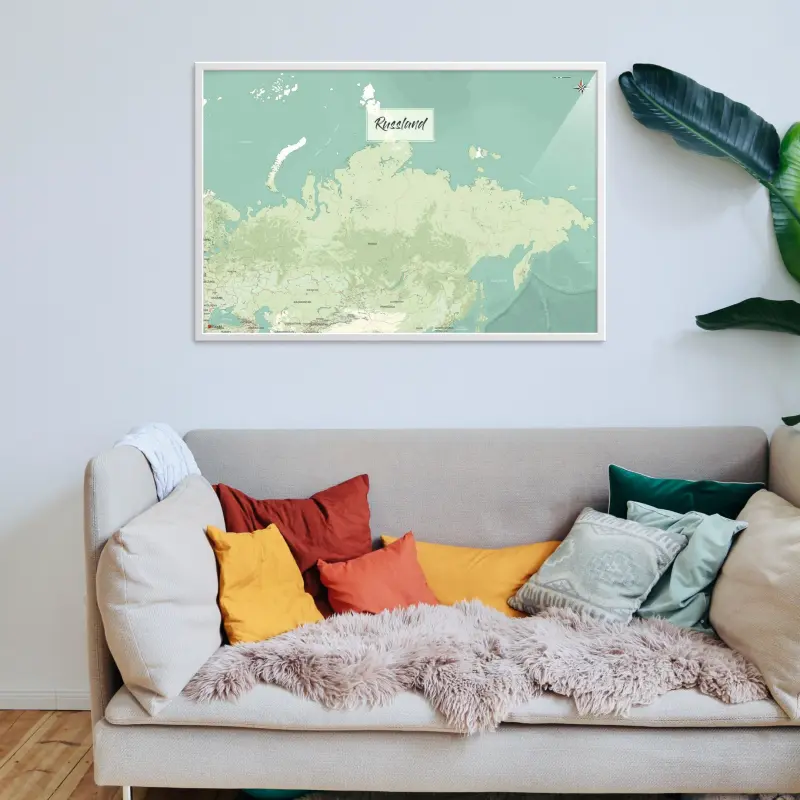 Russland-Landkarte als Poster im Nani Design hinter einem Sofa