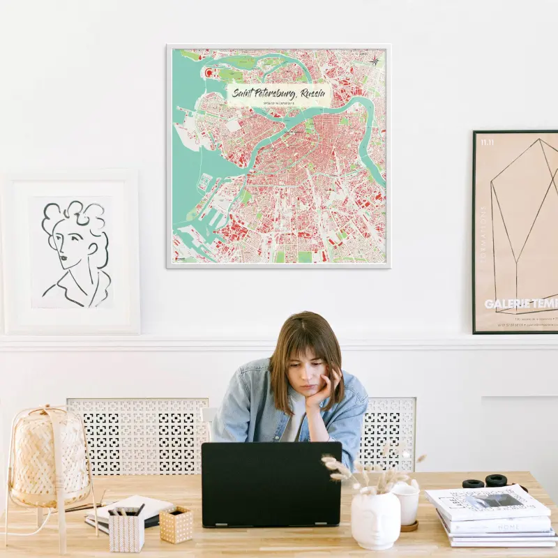Sankt Petersburg-Stadtkarte als Poster im Jalma Design in einem Büro mit Frau und Laptop