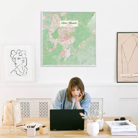 Vilnius-Stadtkarte als Poster im Nani Design in einem Büro mit Frau und Laptop