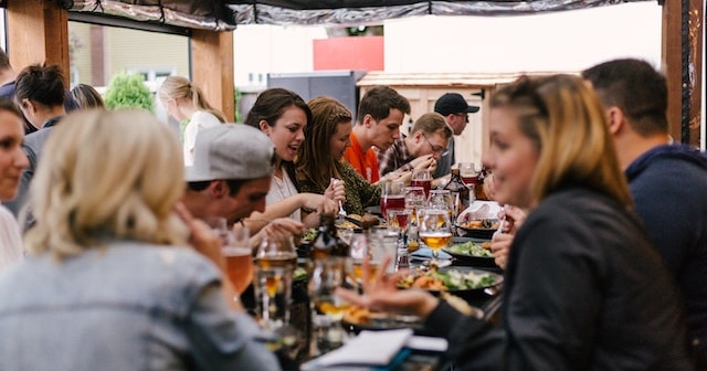 busy-brunch-restaurant-with-big-table