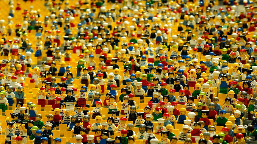 Multitud de muñecos reunidos