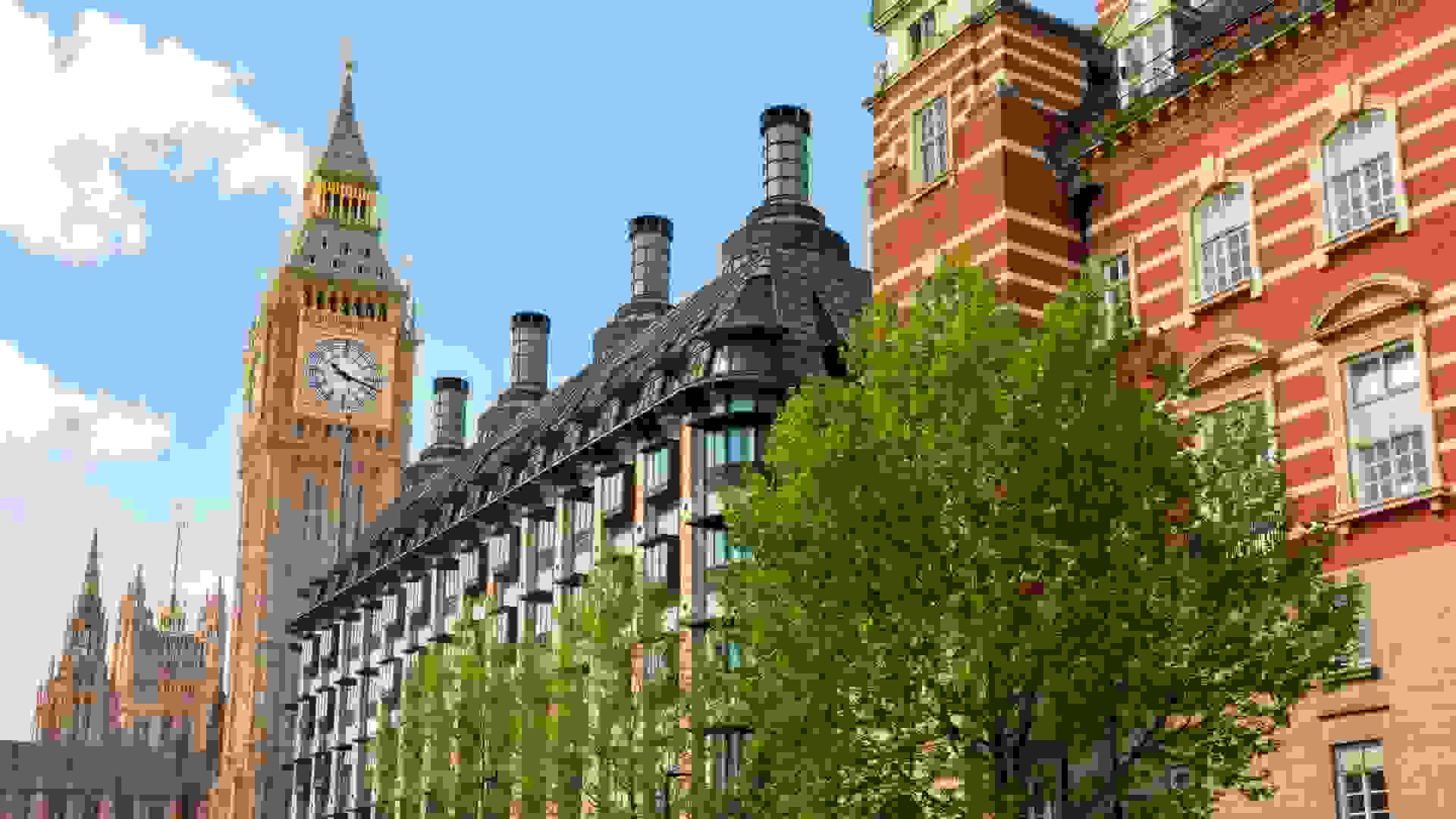 Big Ben, Portcullis House and the Norman Shaw Building seen from the Embankment. © Mistervlad - stock.adobe.com