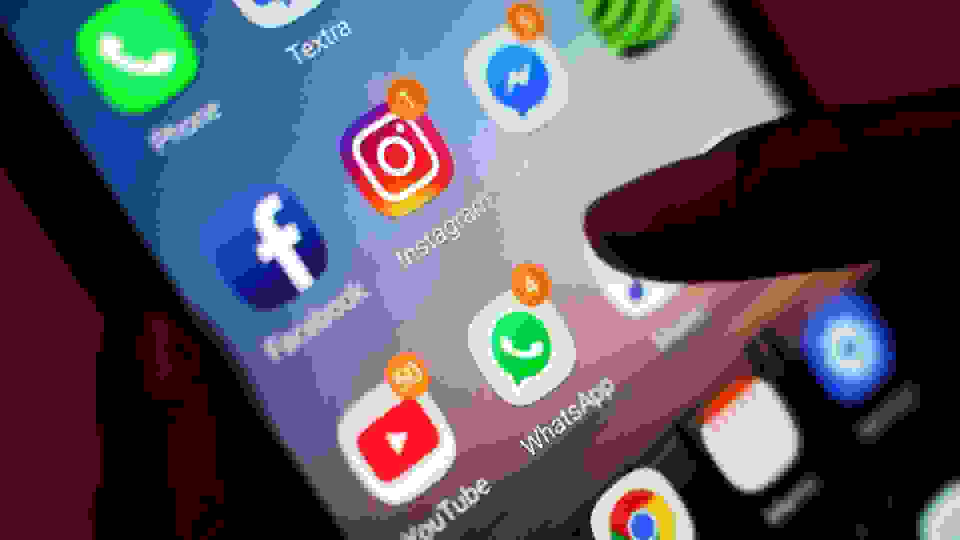 Social media apps, including Facebook, Instagram, YouTube and WhatsApp, displayed on a mobile phone scree. ©Alamy / PA images