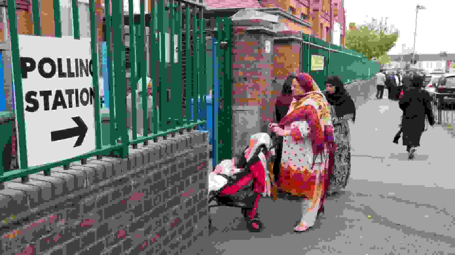 Muslim voters arriving at a polling station in Small Heath, Birmingham. ©Alamy / Andrew Fox