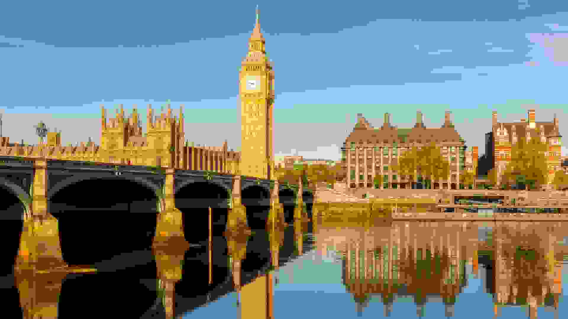 Parliament and Portcullis House with the River Thames showing their reflection. © Mistervlad - stock.adobe.com