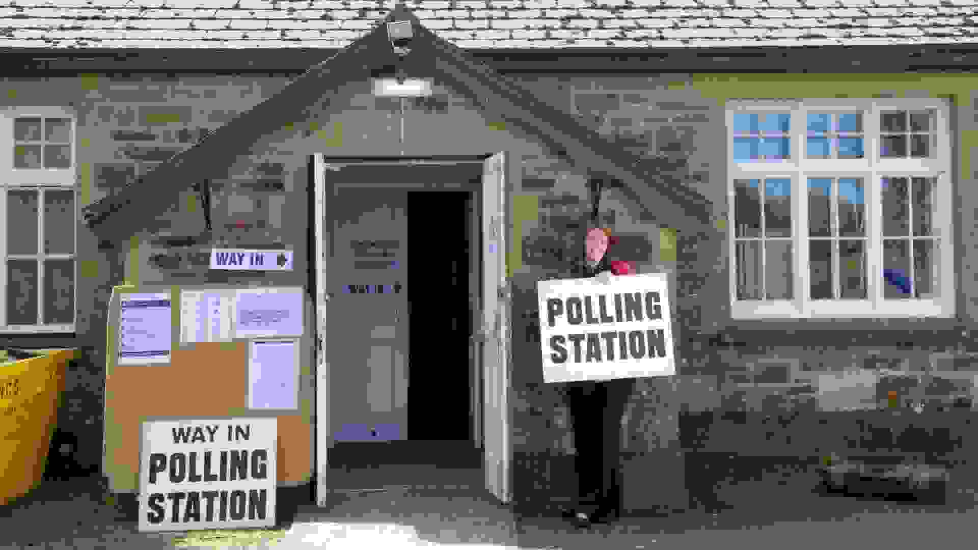 Polling clerk outside a polling station in Martinhoe, Lynton, Devon. ©Alamy / Guy Harrop