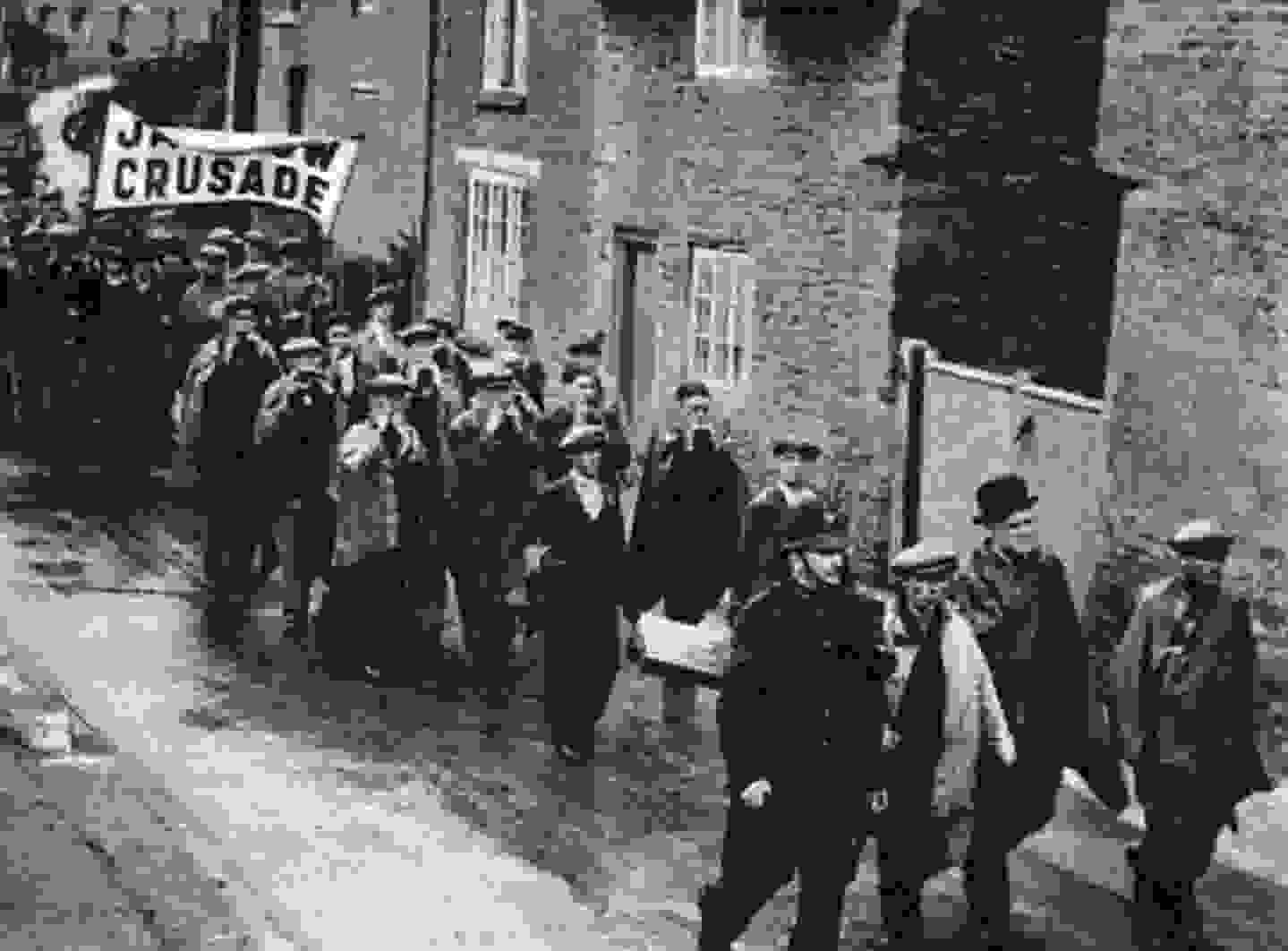 26 October 1936: Jarrow marchers passing through Buckinghamshire with a petition to present to the House of Commons. © Mary Evans Picture Library