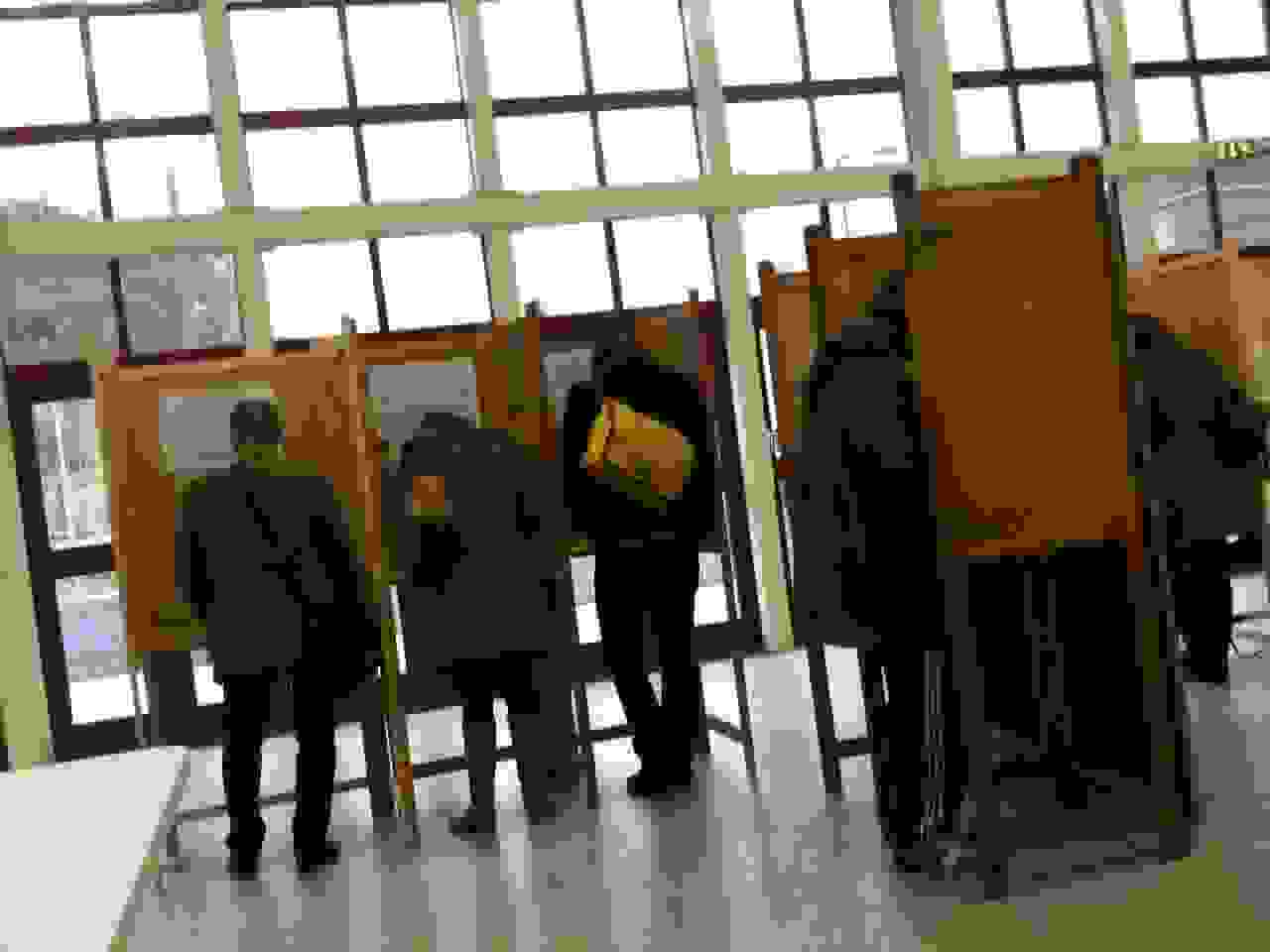 Voters in a polling station. ©Alex Lee, Flickr, licensed under the Creative Commons Attribution 2.0 Generic license