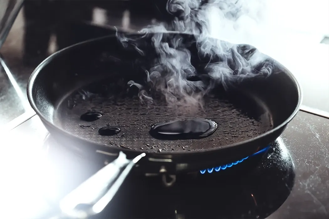 Safely Put Out a Grease Fire
Our home safety tips are designed to keep you prepared, and your best defense, in addition to having a plan, is to equip yourself with the tools needed to detect smoke in your home, such as with a Brinks Home smoke detector.
