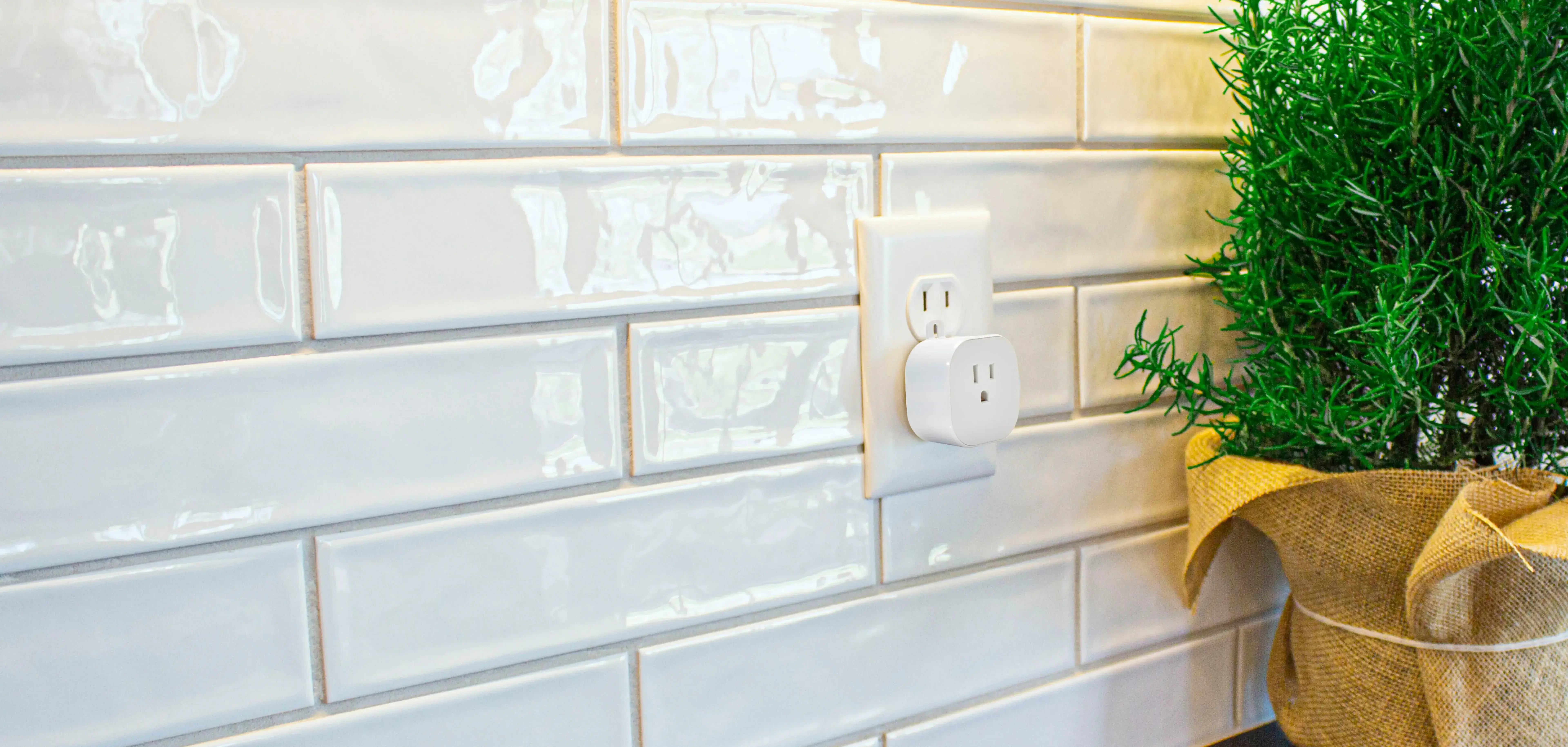 Smart Plugs Hero QZ2131 840 Lifestyle 1920x915 smaller