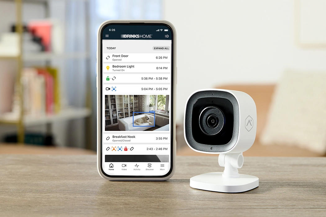Motion detector camera with Brinks Home mobile app