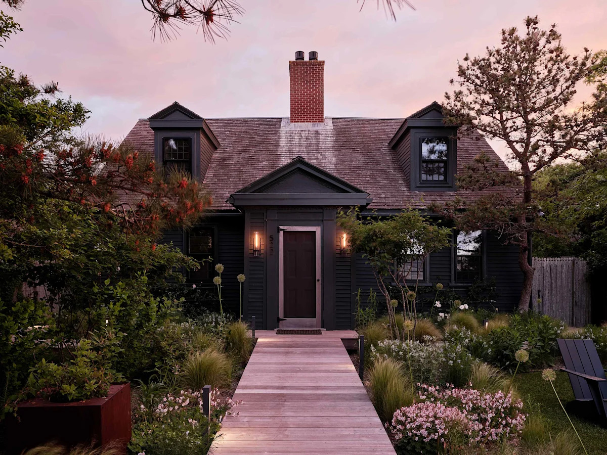 should-you-leave-your-outdoor-lights-on-all-night-what-security-pros-recommend