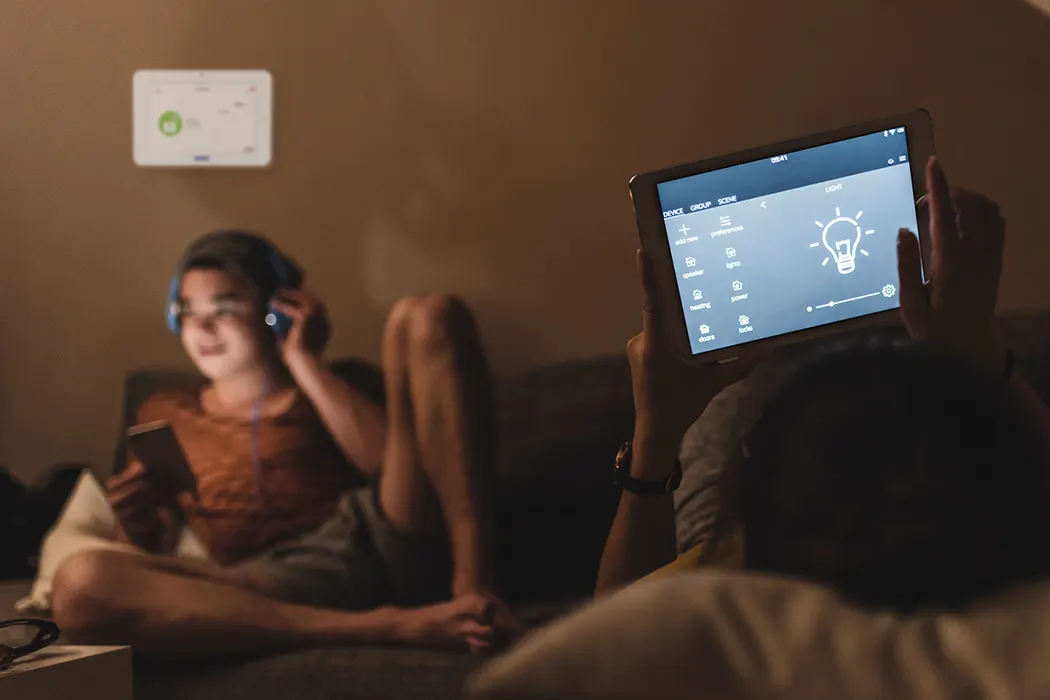 2 84 WiFi-Light-Bulb-Security-Camera-What-Are-My-Options Desktop