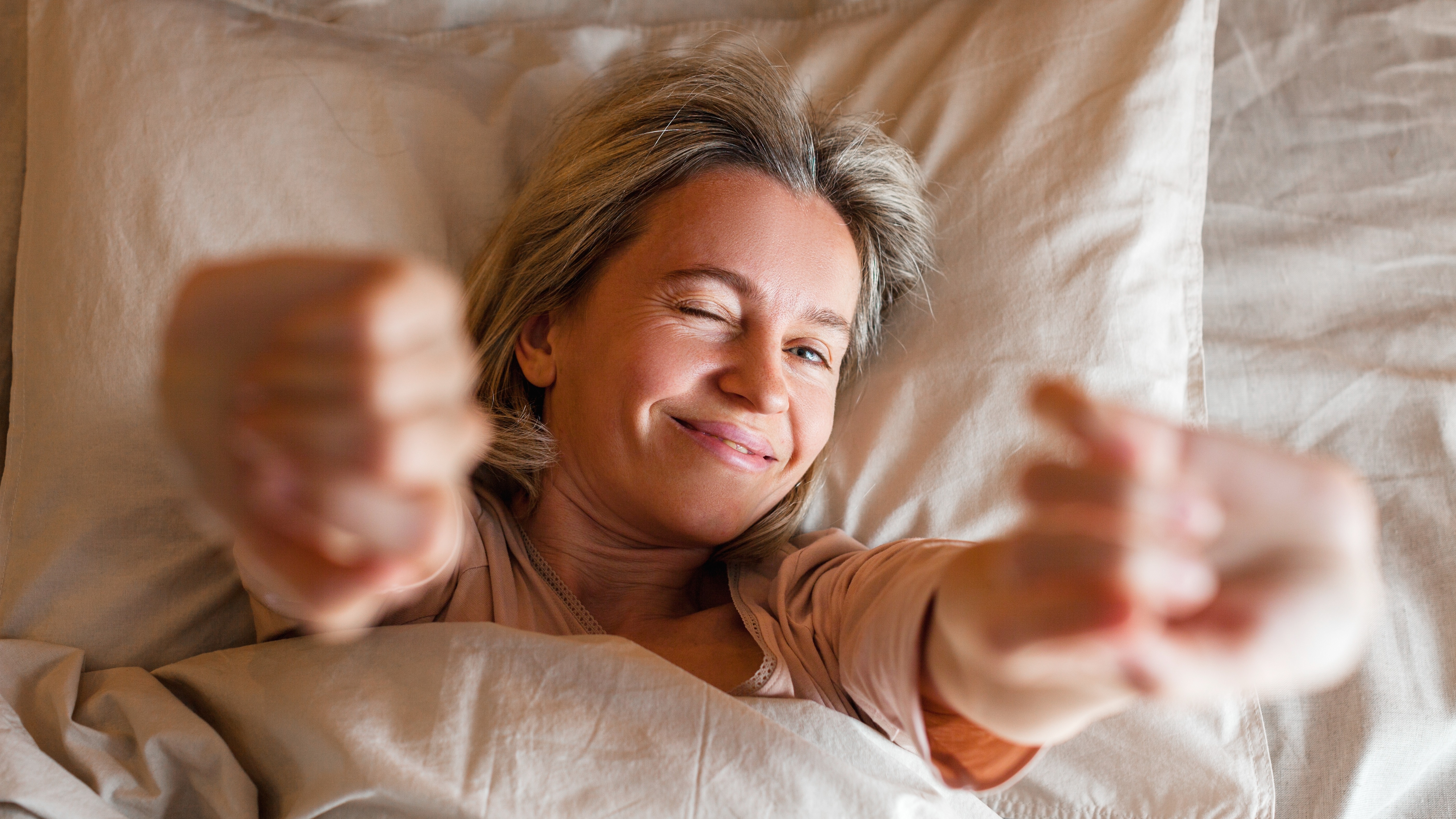 blije vrouw net wakker 