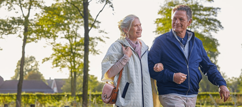 Man en vrouw samen wandelend in het bos