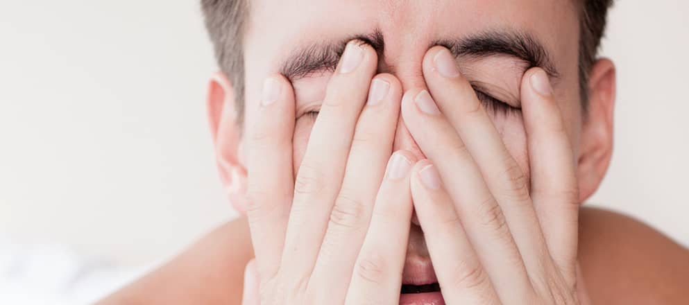 een depressieve man grijpt naar zijn hoofd