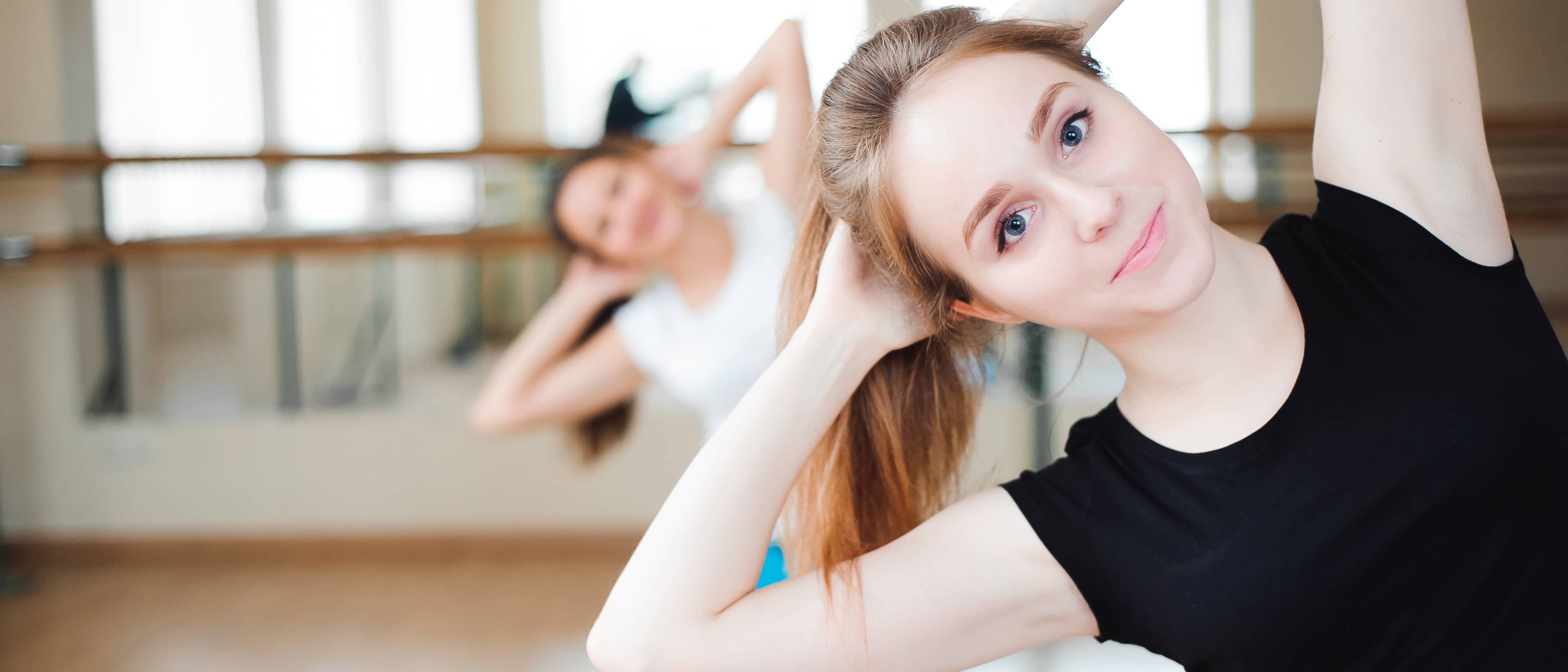 Jongen vrouw met gewrichtspijn is aan het dansen