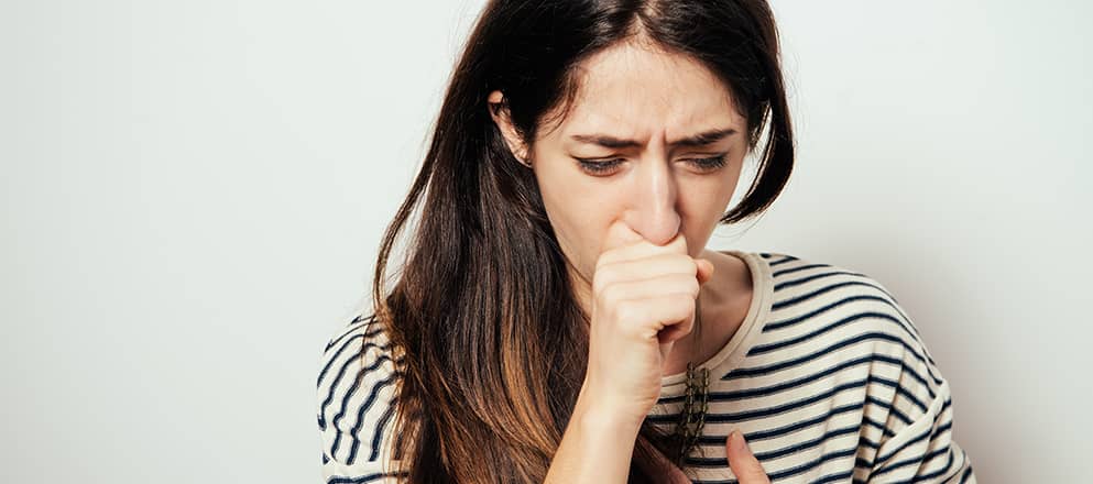 Vrouw met astma die moet hoesten