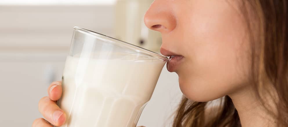 Vrouw drinkt drinkvoeding