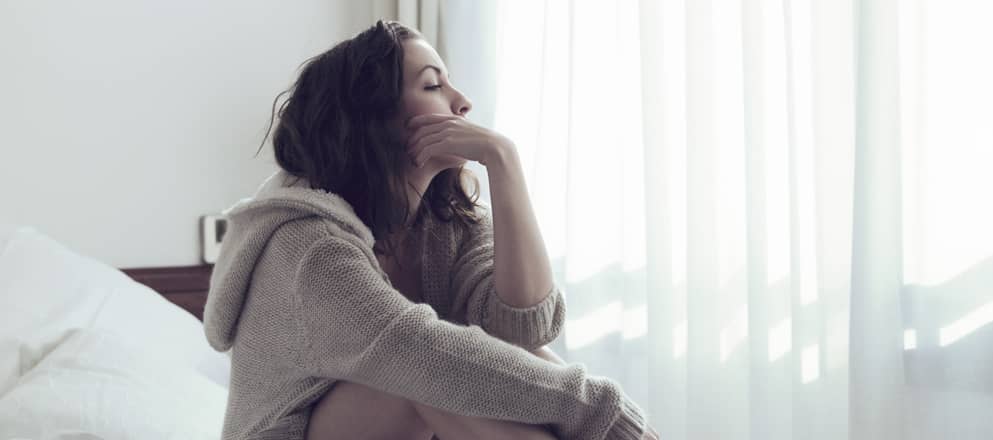 Vrouw die verdrietig het raam uit kijkt