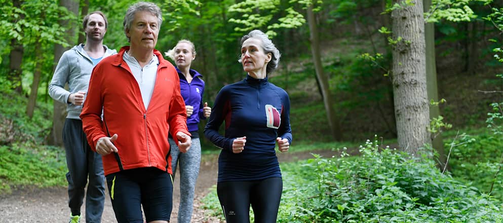 Mensen aan het hardlopen in het bos