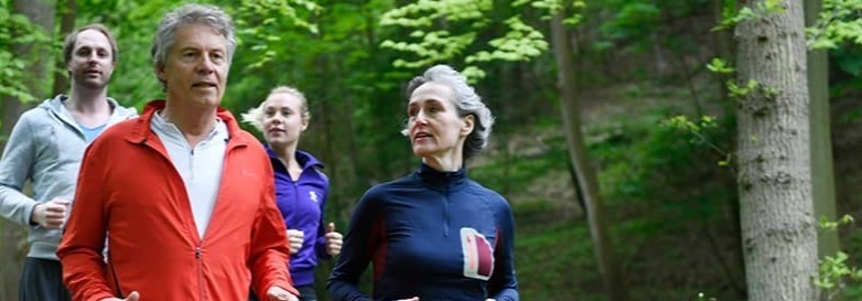 Mensen aan het hardlopen in het bos