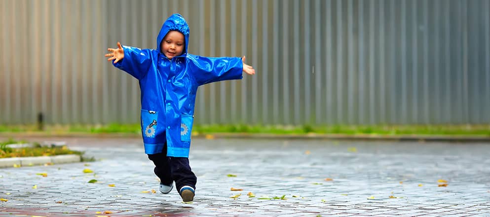 Jongen speelt in een plas water